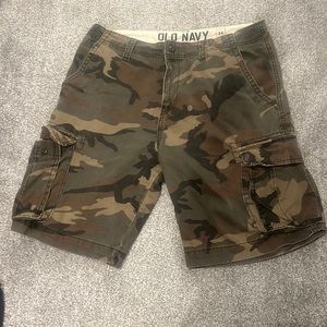 Men’s Army Green Camo Cargo Shorts in size 34 from Old Navy
